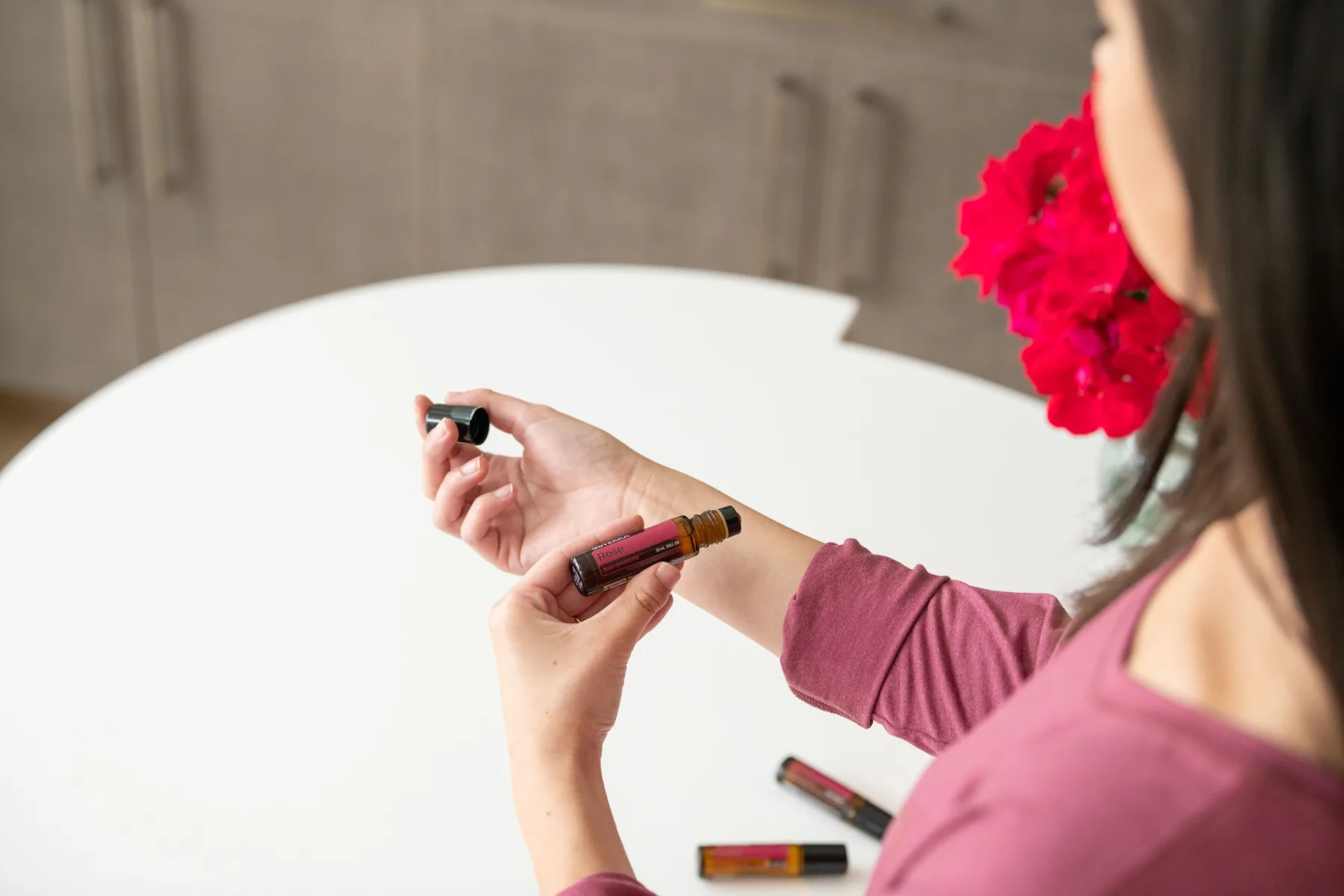 Prendre soin de soi en voyage avec un roll-on d’huiles essentielles