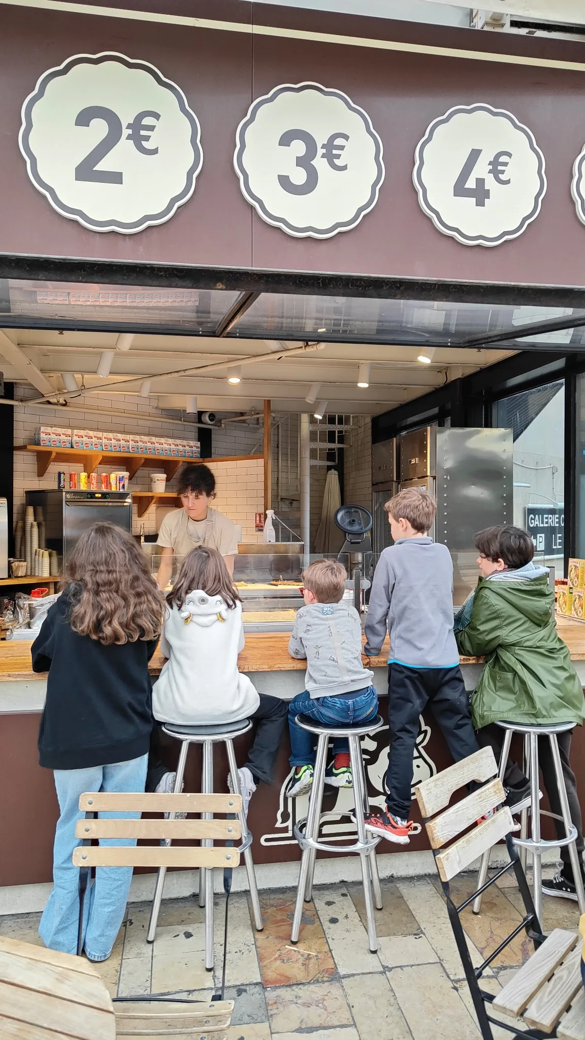 Enfant qui attendent leurs crêpes