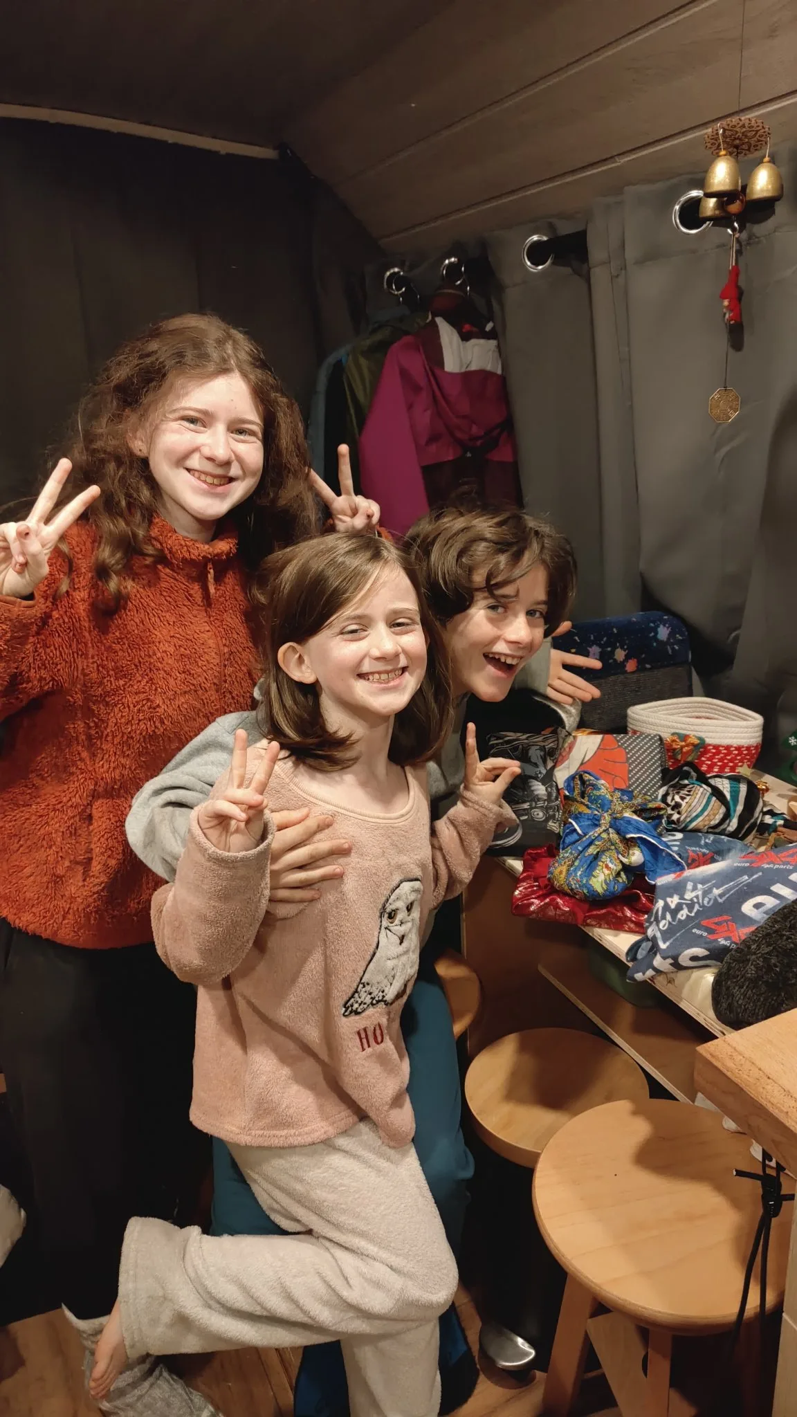 Enfants qui fêtent Noël en bus en Espagne en famille nomade