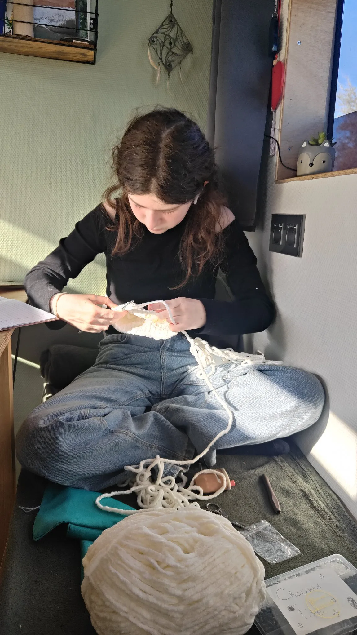 Enfant nomade qui fait du crochet